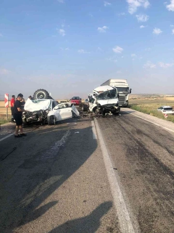 Bayram öncesi feci kaza, karayolu savaş alanına döndü: 2 ölü, 1 yaralı
