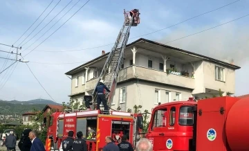 Bayramda korkutan yangın: İki katlı evin çatısı alevlere teslim oldu
