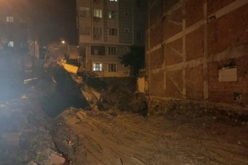 Bayrampaşa'da binanın istinat duvarı çökünce vatandaşlar iftarı sokakta yaptı