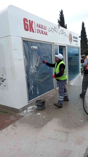 Bekleme duraklarında yıkama ve temizlik çalışması yapıldı
