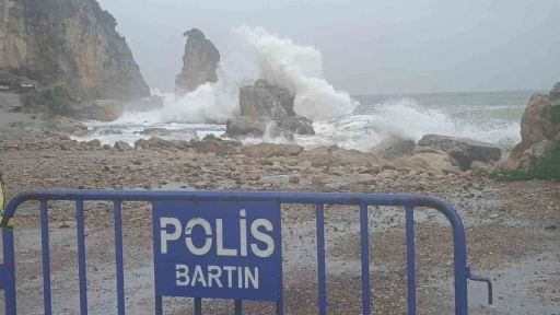 Beklenen fırtına etkili olmaya başladı, dalga boyu 15 metreye ulaştı
