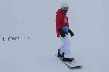 Beklenen kar yağışıyla kayak sezonu açıldı
