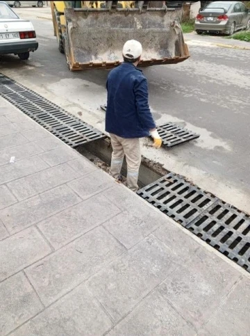 Beklenen yağış öncesinde tüm mazgallar temizlendi
