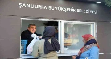 Belediye başkanı halk ekmek büfesinde satış yaptı