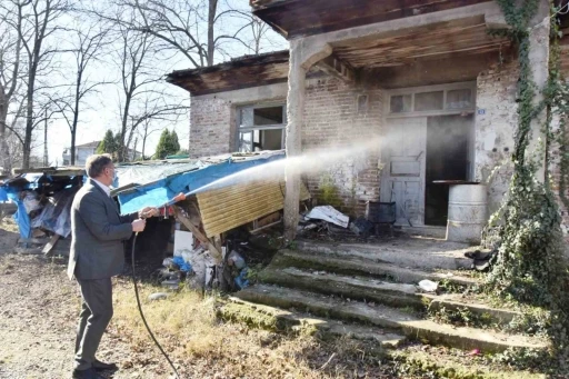 Belediye başkanı kolları sıvayıp, kahverengi kokarca ilaçlamasına katıldı
