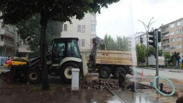 Belediye ekipleri su borusunu patlattı, onarmak için saatlerce uğraştı
