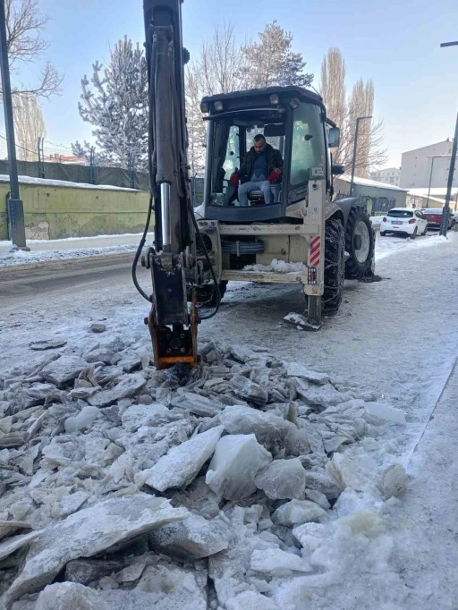 Belediye ekiplerinden buzla mücadele
