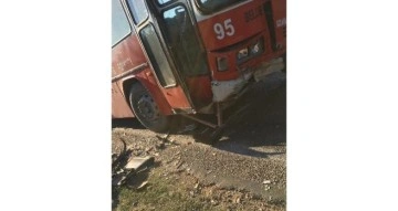 Belediye otobüsü porsuğa çarpmamak için otomobil ile çarpıştı: 3 yaralı