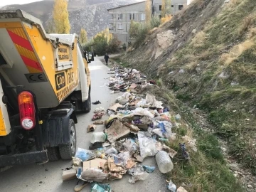Belediye personeli inisiyatifini kullanarak 350 kilo çöp topladı
