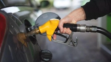 Benzin ve motorin fiyatları değişti! Gece yarısından itibaren çifte zam pompaya yansıdı