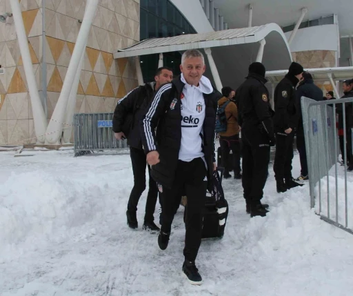 Beşiktaş’a dondurucu soğukta çiçekli karşılama
