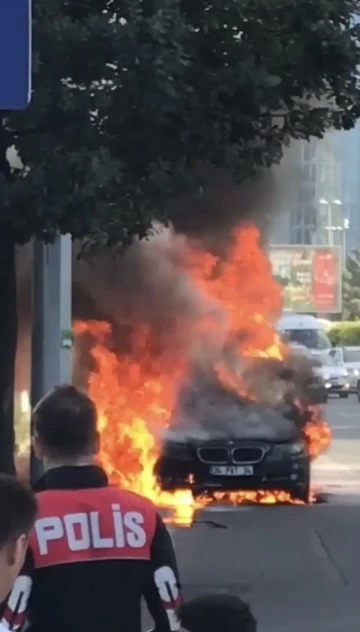 Beşiktaş’ta korkutan otomobil yangını
