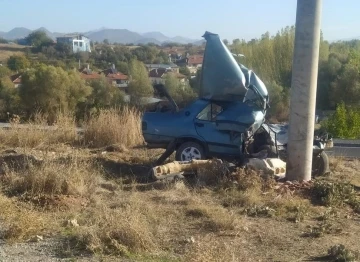 Beton direğe çarpan otomobilin sürücüsü ağır yaralandı
