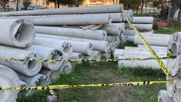 Beton direklerin arasında sıkışan çocuk feci şekilde can verdi