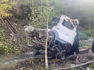 Beton mikseri dereye yuvarlandı: 1 ölü
