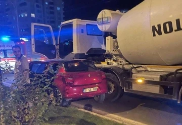 Beton mikseri ile otomobil çarpıştı: 1 yaralı
