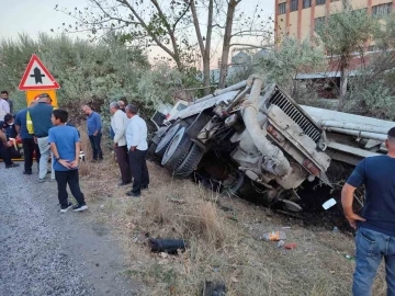 Beton mikseri traktör ile çarpıştı: 3 yaralı
