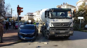 Beton mikserinin çarptığı otomobil trafik ışığına vurarak durabildi
