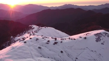 Beyaz örtüyle kaplanan Artvin’in Klaskur Yaylası’nda gün batımı böyle görüntülendi
