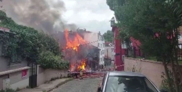 Beykoz’da 2 katlı ahşap bina alevlere teslim oldu: 2 yaralı
