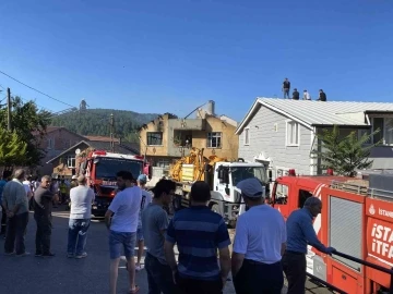 Beykoz’da çatı yangını alt kattaki daireye sıçradı
