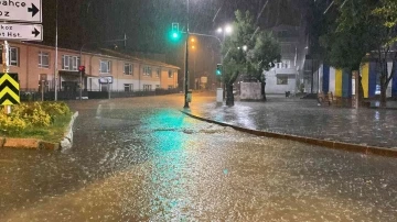 Beykoz’da sağanak sebebiyle caddeler ve evleri su bastı
