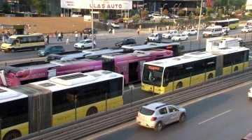 Beylikdüzü’nde metrobüs arızasında uzun kuyruklar oluştu, yolcular duraklara yığıldı
