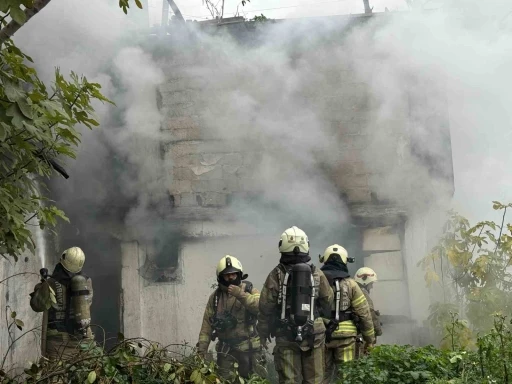 Beyoğlu’nda 2 katlı ahşap binada yangın çıktı, bitişikteki dairede uyuyan 2 kişi böyle kurtarıldı
