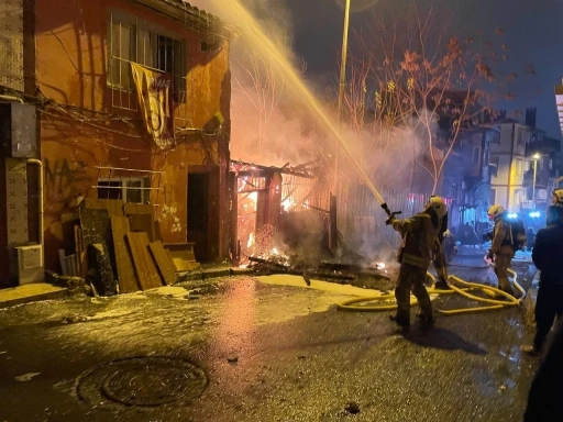 Beyoğlu’nda 3 katlı ahşap bina alevlere teslim oldu
