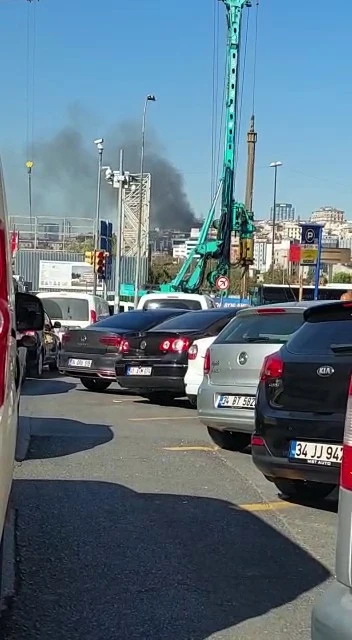 Beyoğlu’nda boya imalathanesinde korkutan yangın
