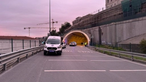 Beyoğlu'nda devrilen motosikletteki iki polis memuru yaralandı