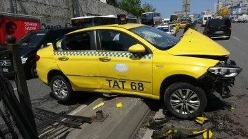 Beyoğlu’nda freni patlayan taksi refüje çıkarak durabildi
