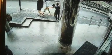Beyoğlu’nda Güney Koreli kadına kapkaç kamerada: Peşinden koştukları şahsı polis yakaladı
