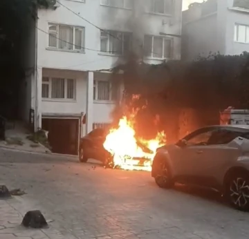 Beyoğlu’nda park halindeki otomobil alev alev yandı
