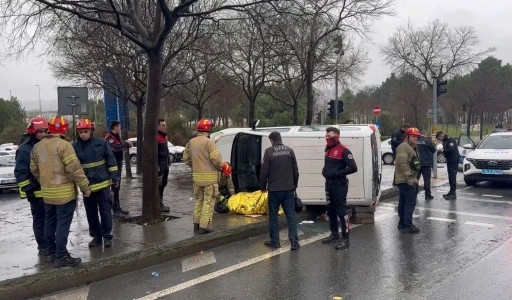 Beyoğlu’nda ticari araçla polis otosu çarpıştı: 1 yaralı
