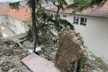 Beyoğlu'da okulun bahçesine istinat duvarı çöktüğü alan havadan görüntülendi