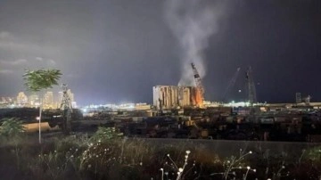 Beyrut Limanı'ndaki tahıl silosu yıkıldı