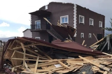 Beyşehir’de fırtınada evlerin çatısı uçtu

