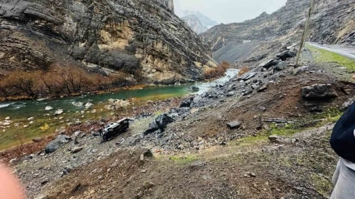 Beytüşşebap’ta kamyonet şarampole yuvarlandı: 1 yaralı