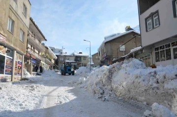 Beytüşşebap’ta vatandaşlar damları, belediye cadde ve sokakları temizliyor
