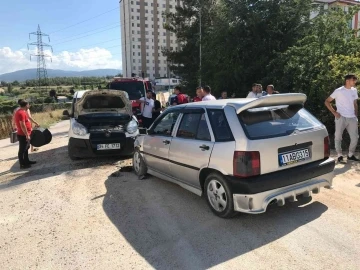 Bilecik’te 2 araç kafa kafa çarpıştı, 3 kişi yaralandı
