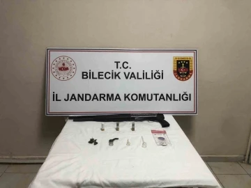 Bilecik’te ekiplerden kaçan şüpheli, uyuşturucu madde ve ruhsatsız tüfek ile yakalandı
