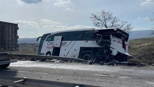 Bilecik'te feci kaza: Tır yolcu otobüsüne çarptı!, çok sayıda yaralı var!