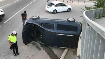 Bilecik’te kontrolden çıkan araç, üst geçidin demir ayaklarına çarparak durdu
