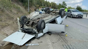 Bilecik’te sürücüsünün direksiyon hakimiyetini kaybettiği araç takla attı: 2 yaralı
