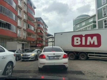 Bilecik’te yol ortasına park ederek trafiği kilitleyen BİM marketlere ait tırın sürücüsüne tepki
