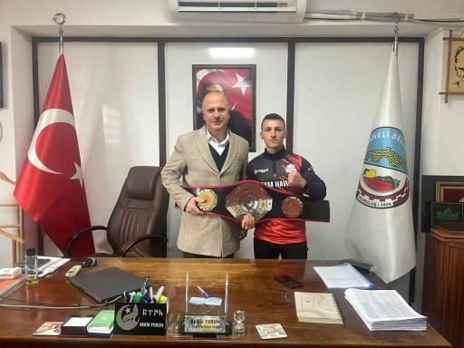 Bilecikli şampiyon dövüş sporcusu sevincini Başkan Torun ile paylaştı
