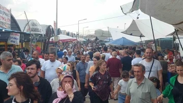 Bin 620 nüfuslu ilçeyi 3 günde yüzbinlerce kişi ziyaret etti
