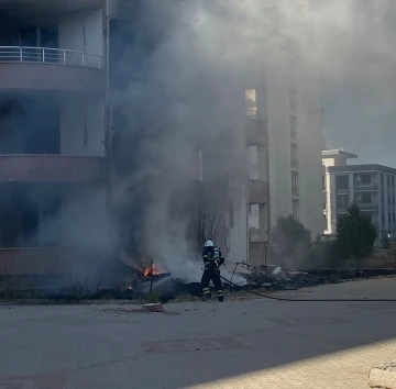 Bina girişinde yakılan lastikler korkuya neden oldu
