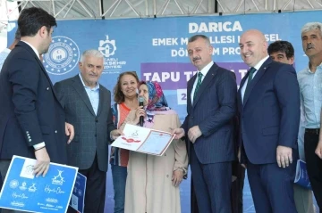 Binali Yıldırım’ı kolundan tutup evine götürdü, kalabalık kahkahaya boğuldu
